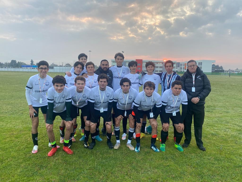 Equipo de fútbol en cancha Colegio Cumbres Aguascalientes