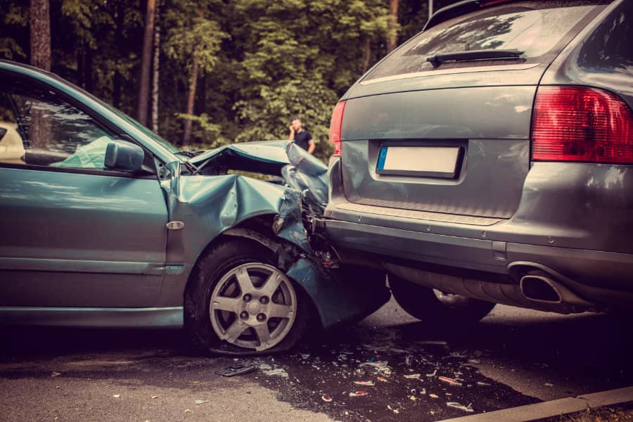 Verkehrsunfall bei dem ein graues Auto einen hellgrauen SUV hinten aufgefahren ist.