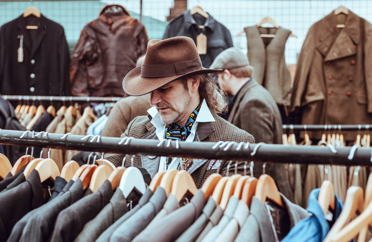 Engaging loyalty programs use top customer loyalty software, mobile apps, customer data, and customer feedback to increase customer retention and the number of loyal customers.