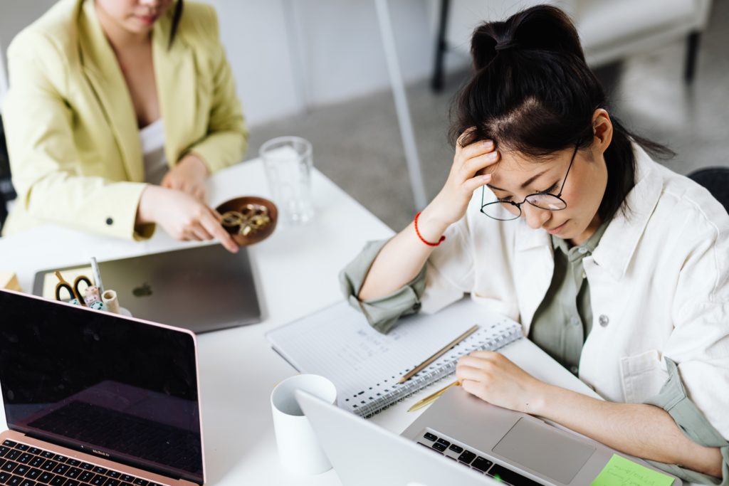 Two female executives strategizing to reduce returns through body data