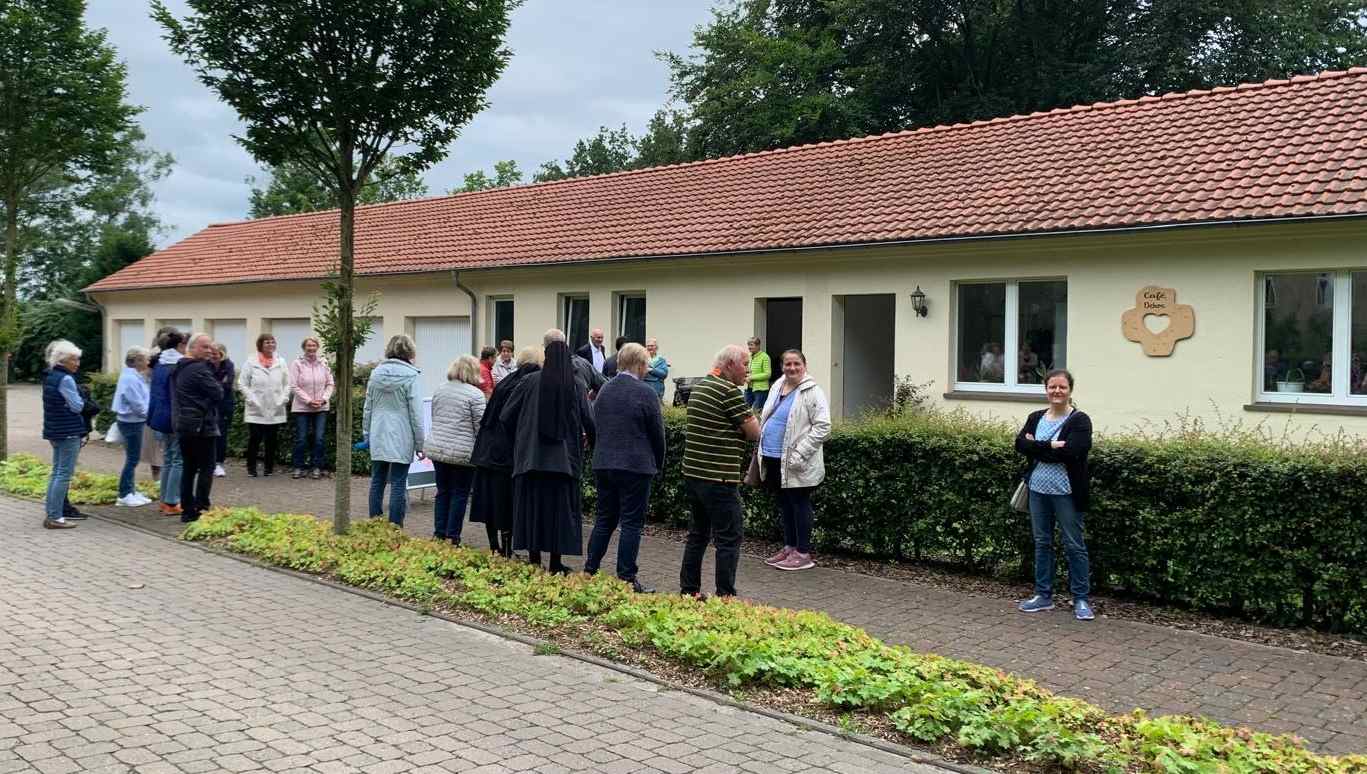 Menschen vor dem Café