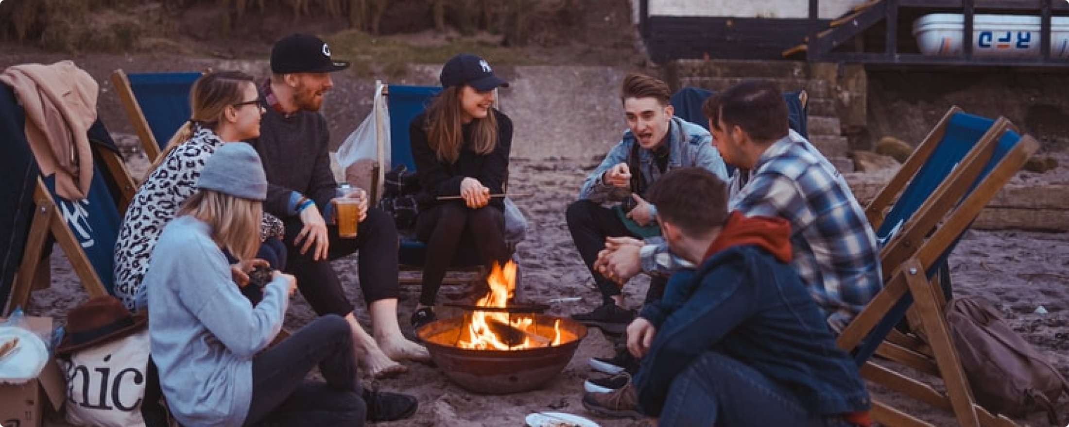 Участники лагеря общаются у костра