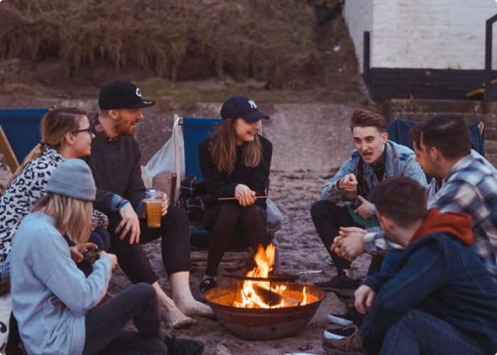 Участники лагеря общаются у костра