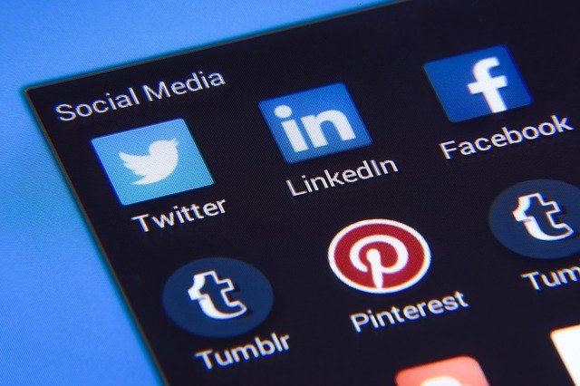 réseaux sociaux sur téléphone