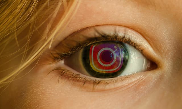Oeil de femme avec instagram dans la cornée