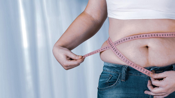 Pessoa medindo a cintura
