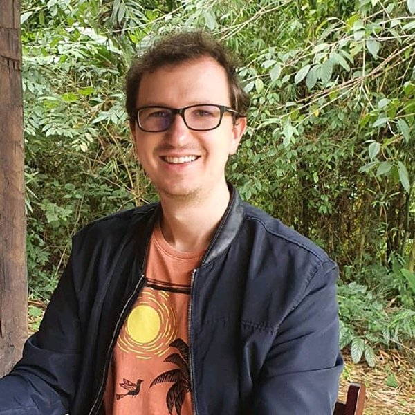 Foto de perfil do Felipe com um fundo no meio do mato