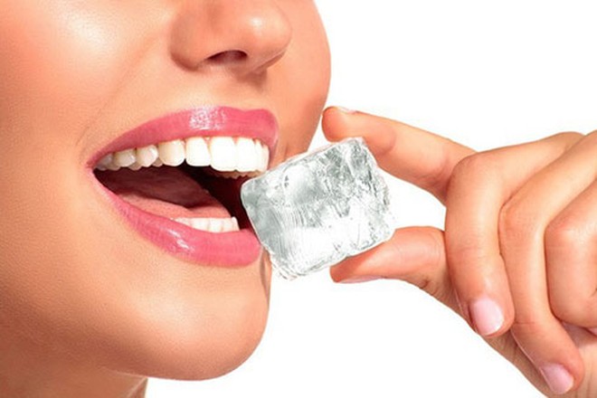 Mẹo chữa nhiệt miệng bằng cách chườm đá