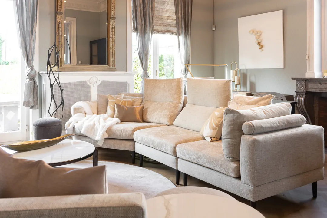 showroom opstelling van een bank in een woonkamer
