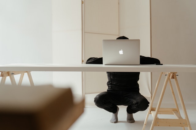 office-feng-shui-table-position