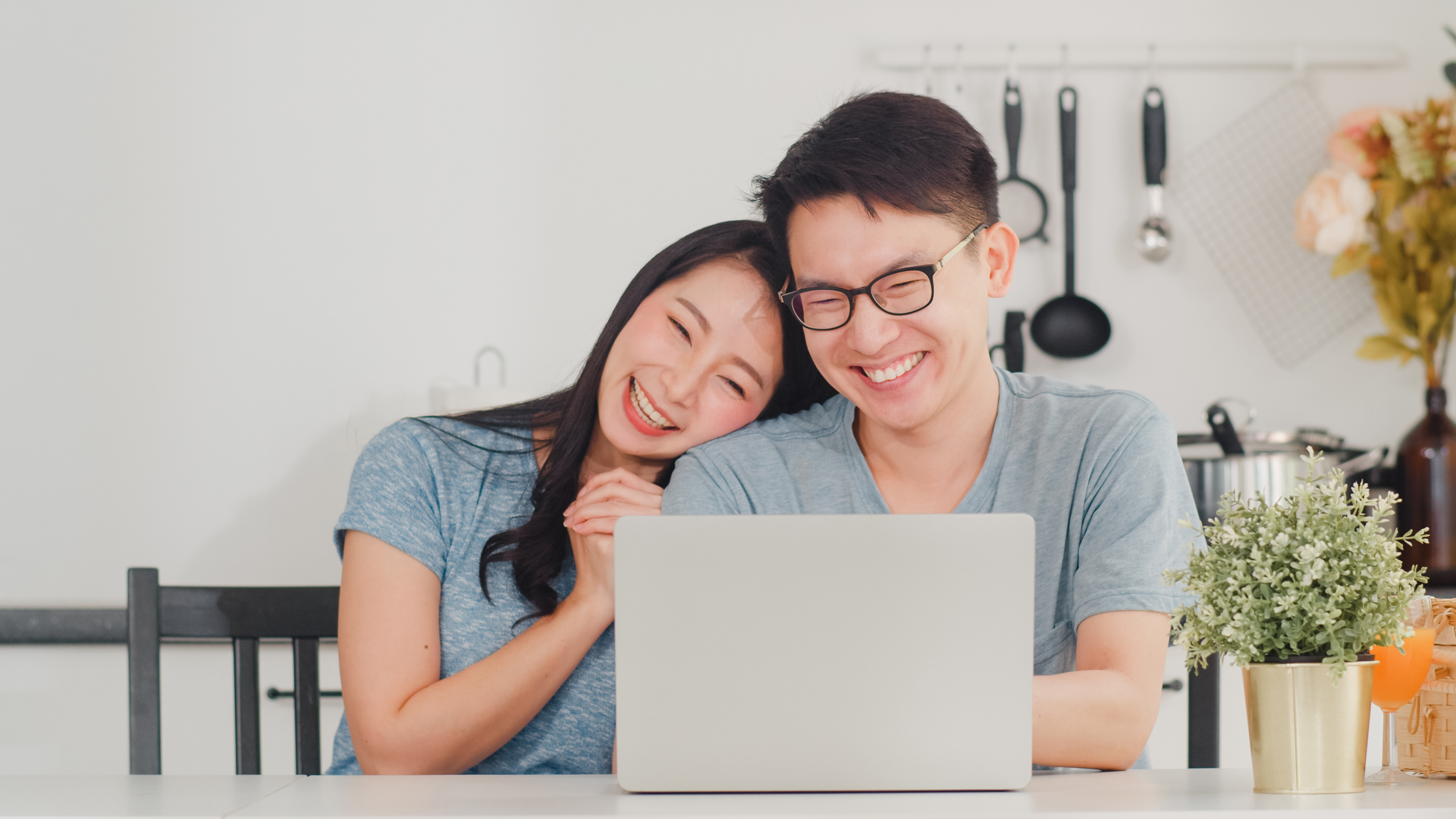 右下に表示されるポップアップがWebチャットボットがお試しいただけます。