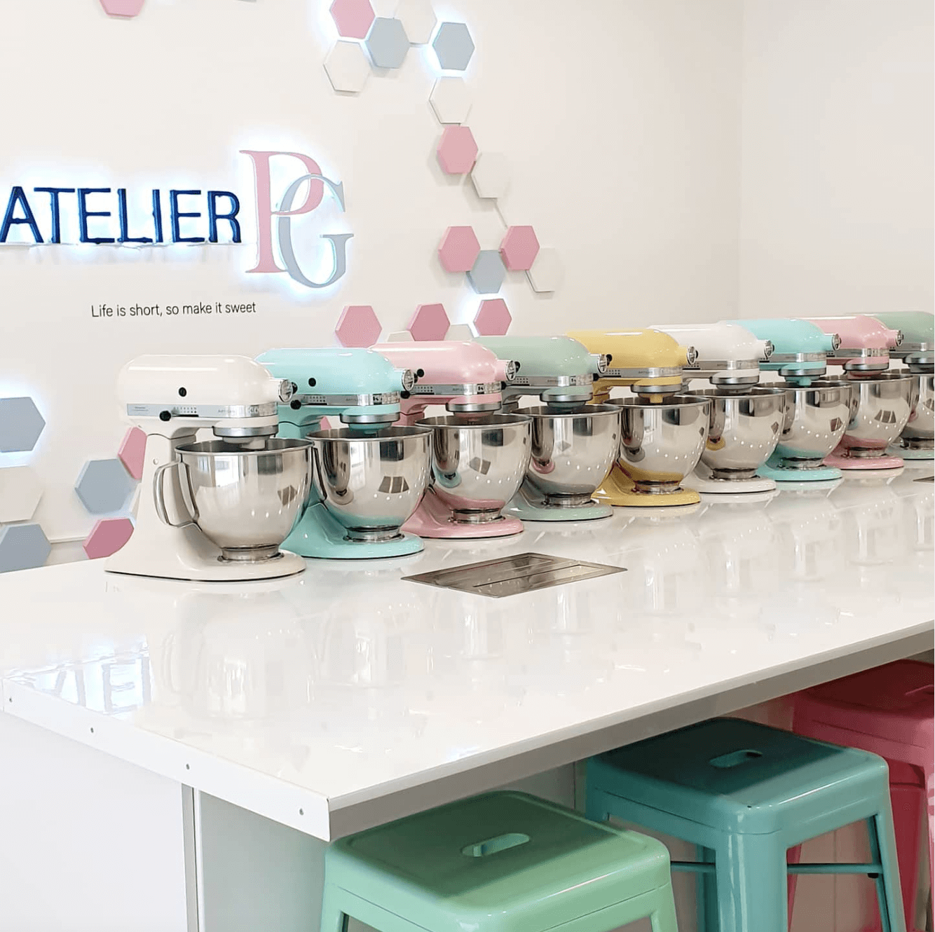 Des robots pâtissiers dans l'atelier de pâtisserie et cake design à Paris