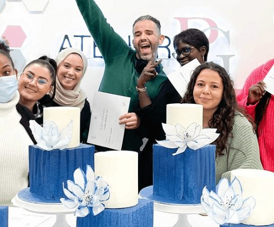 Un groupe de personne qui vient de terminer sa formation Cake Designer avec Atelier PG