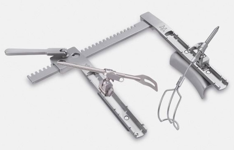 Retractors and surgical spreaders