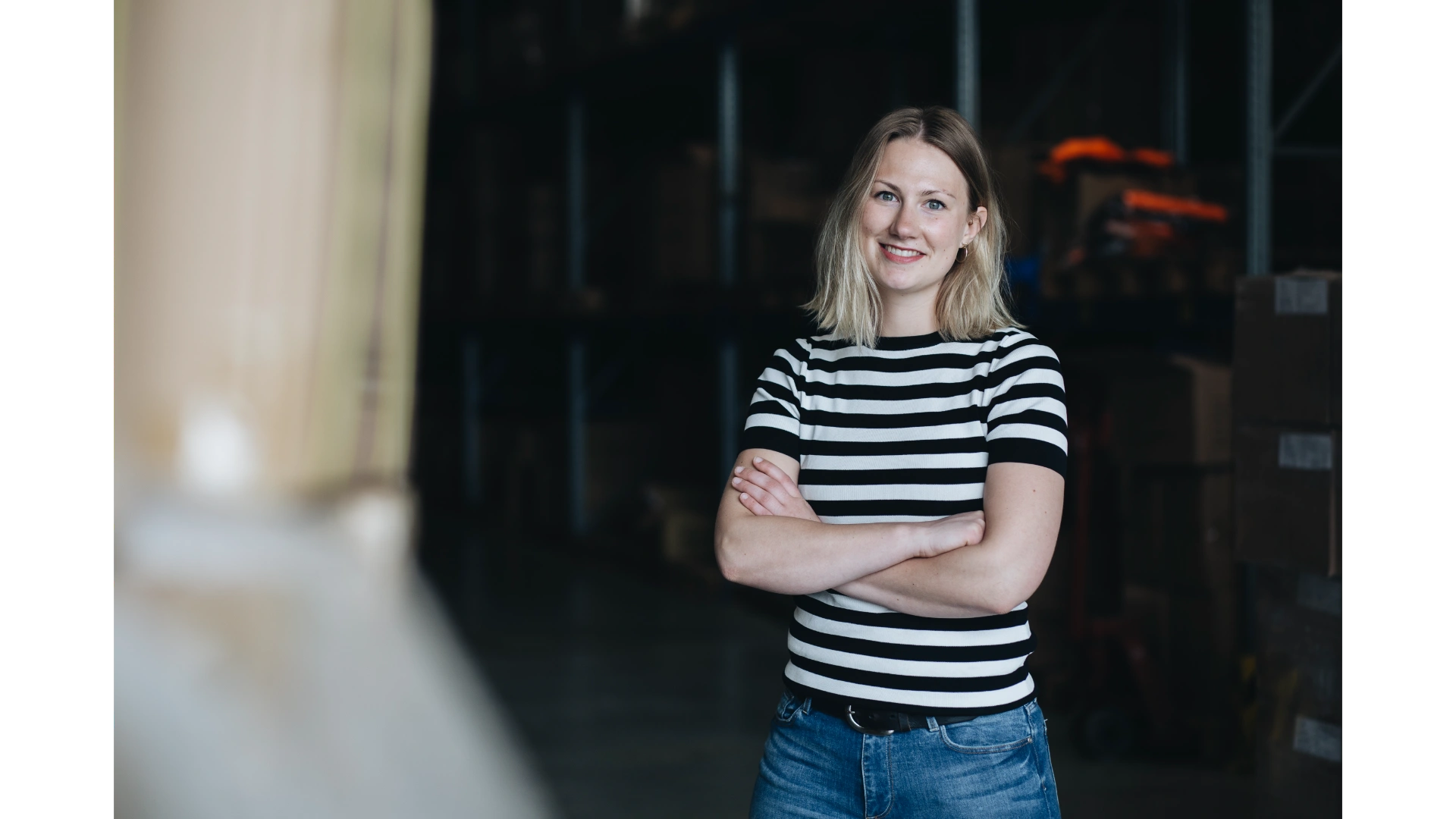 Supply Chain & Operations professional staat met handen over elkaar geposeerd.