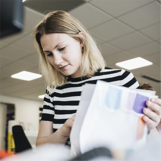 Supply Chain & Operations professional controleert papieren.