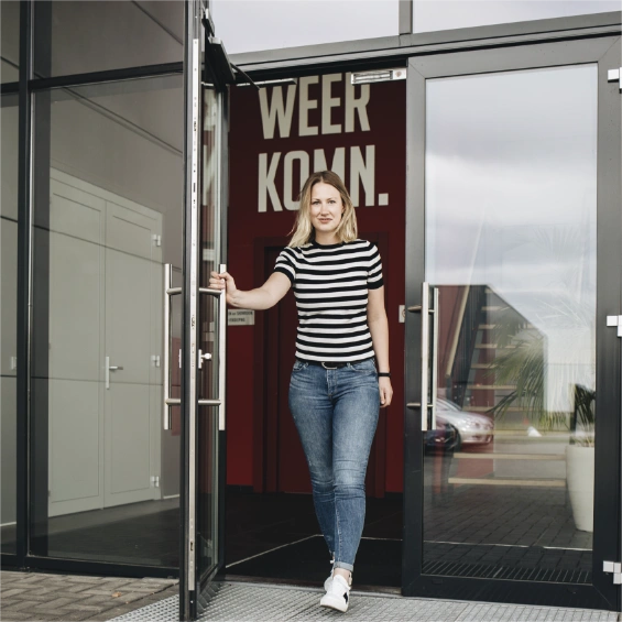 Supply Chain & Operations professional loopt bedrijfspand uit.
