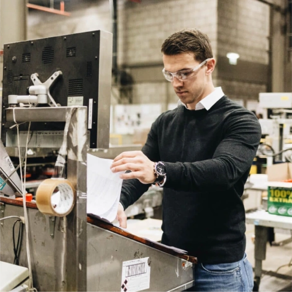 Supply Chain & Operations professional controleert papieren van orders.