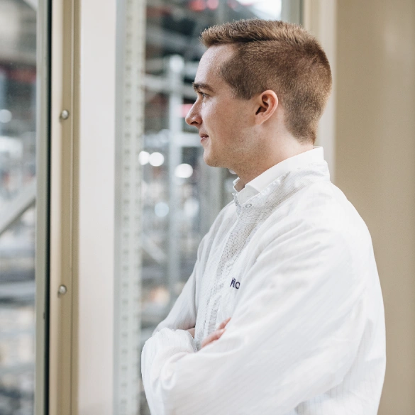 Supply Chain & Operations professional kijkt naar productieproces in fabriek van Scania.