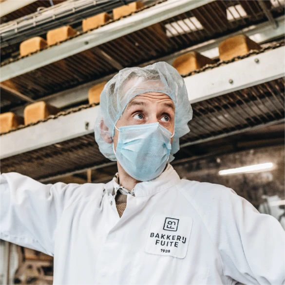 CEO Bakkerij Fuite legt wat uit over de productie in de bakkerij.