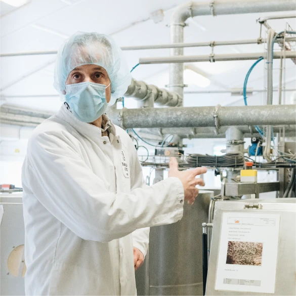 CEO Bakkerij Fuite legt wat uit over een productiemachine in de bakkerij.