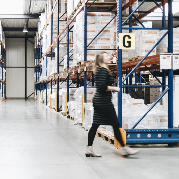 Supply Chain & Operations professional loopt door magazijn.