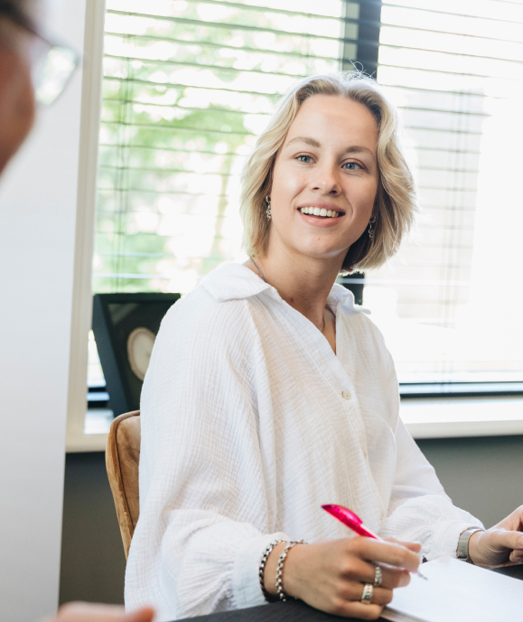 Marketeer detacheringsbureau en opleider NextGen kijkt lachend naar collega.