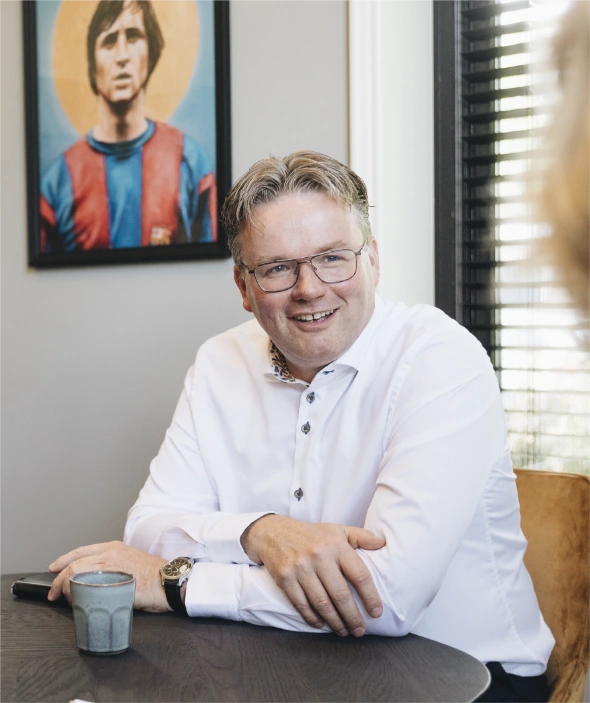 Co-founder detacheringsbureau en opleider NextGen luistert naar verhaal collega.
