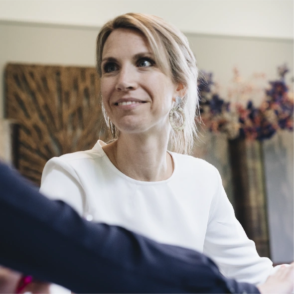 Talent coach detacheringsbureau en opleider NextGen kijkt naar collega.