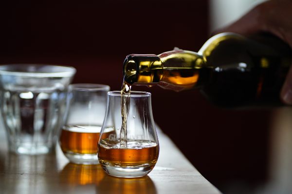 64775e5d2eb31d24269a3c3d pouring%20whisky%20into%20whisky%20glasses