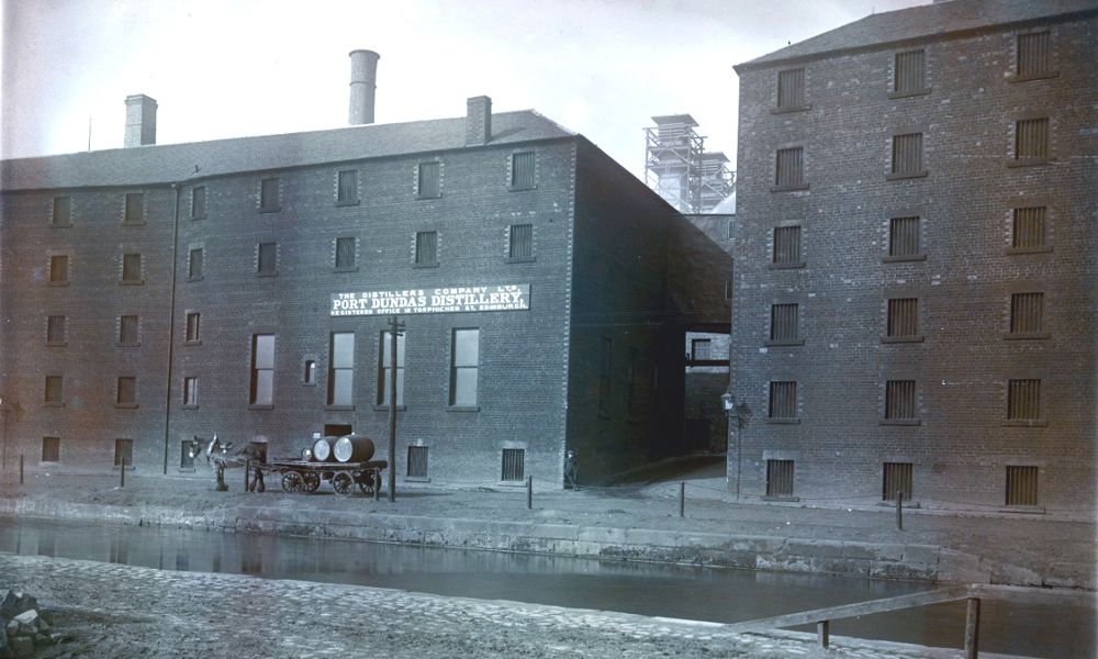 64a5821a4de225a6e44604ff Image%20of%201920s%20Port%20Dundas%20Distillery