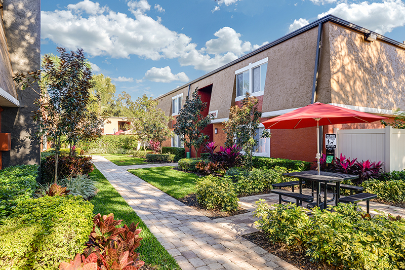 Innovo Living Hyde Park Palma Ceia Apartments