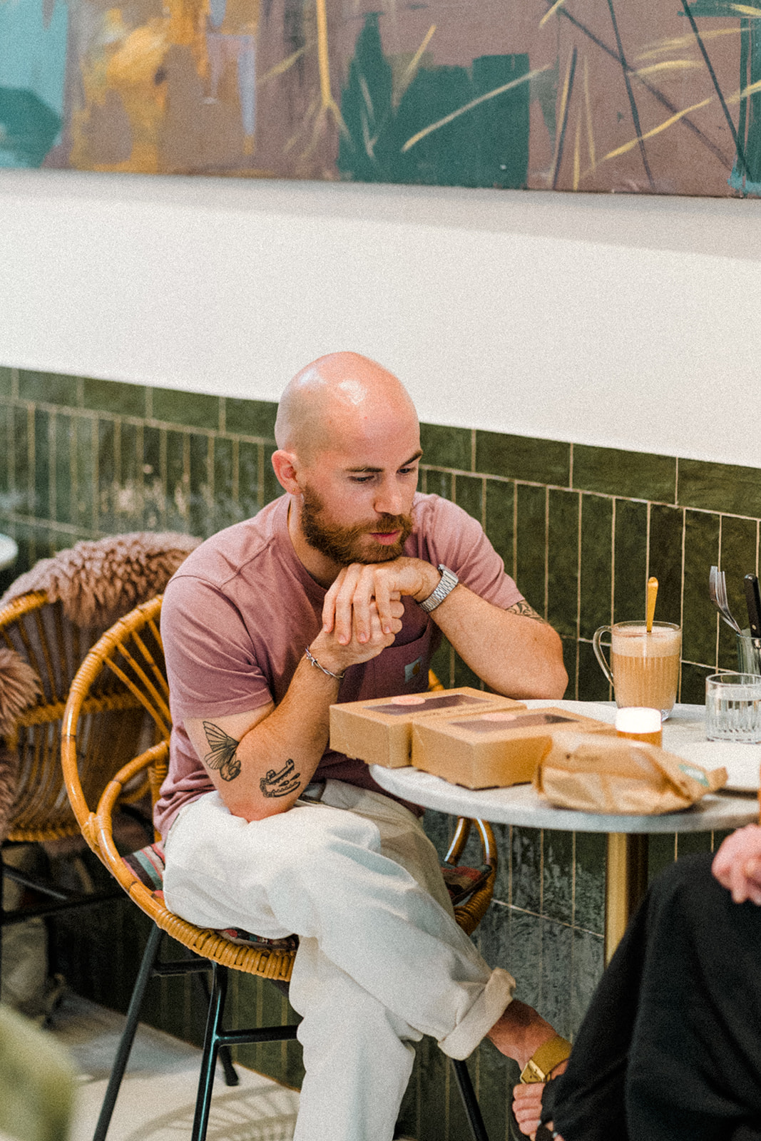 Horeca-eigenaar aan het praten aan tafel