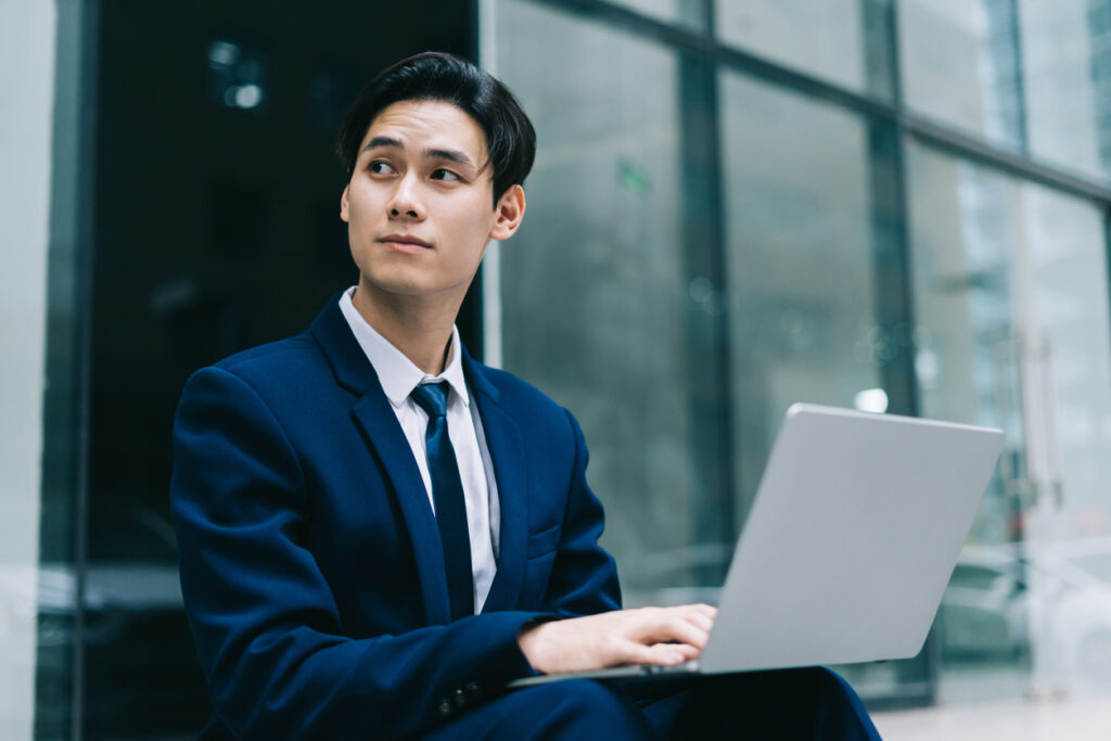 A business man aware of its ecommerce conversion rate statistics