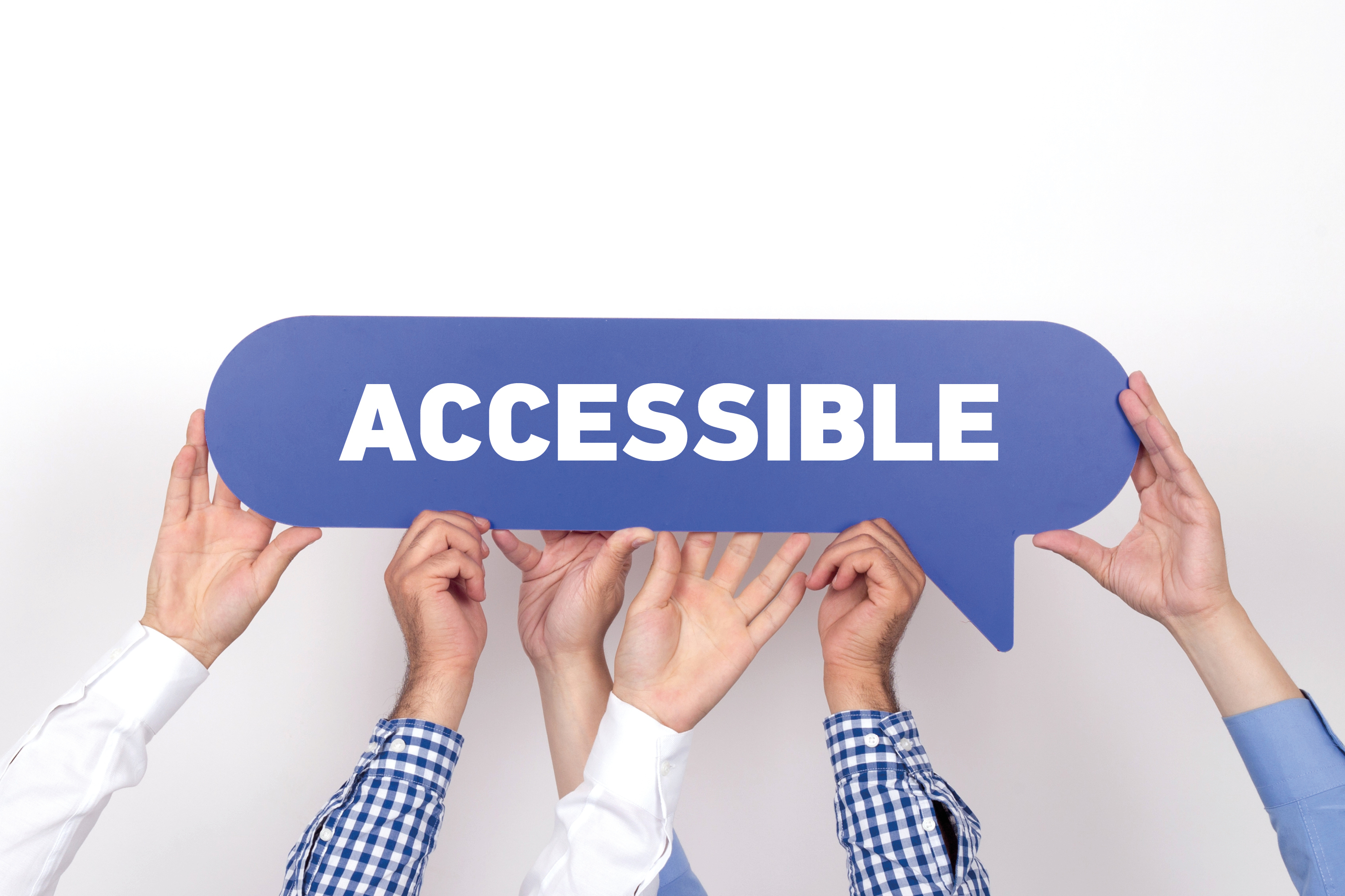Alcune mani reggono la scritta "accessible"