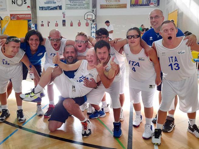 Un foto di gruppo della nazionale di basket con sindrome di Down