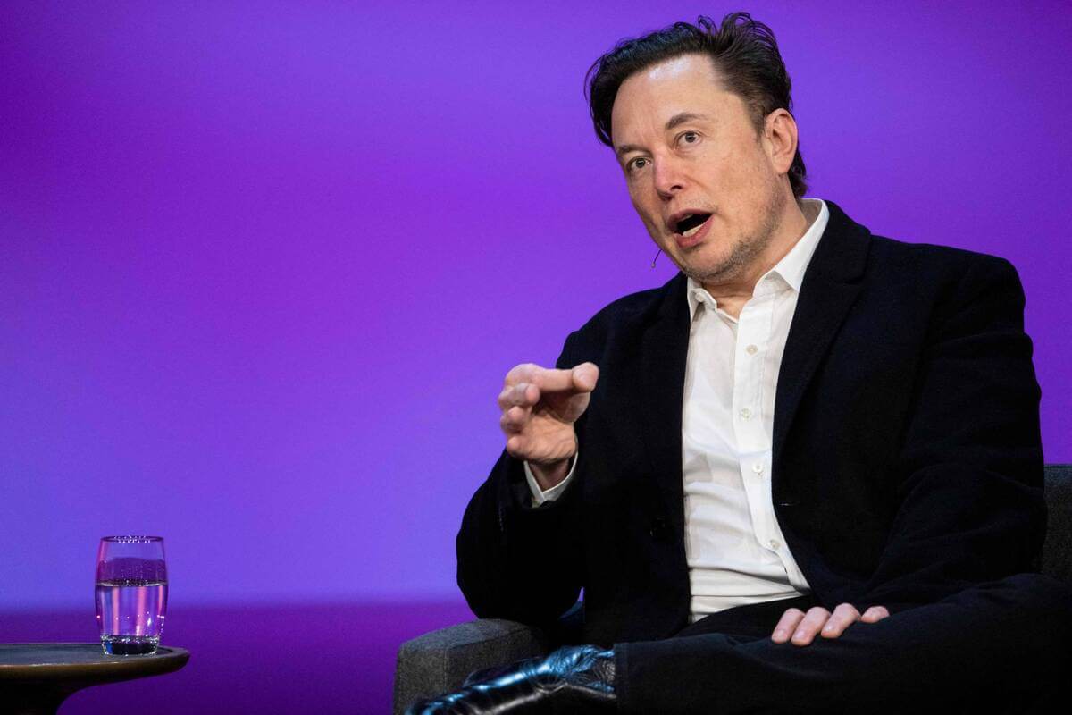 Elon Musk dando entrevista