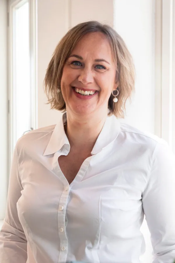 Foto Astrid lachend in witte blouse