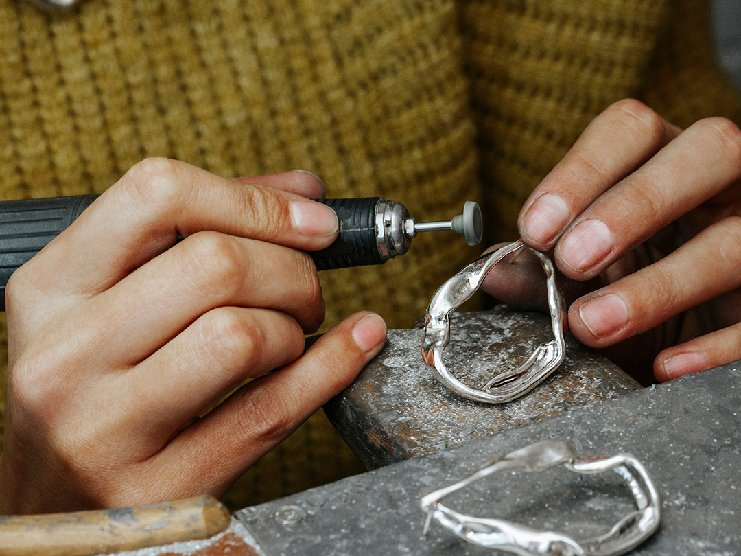 Bienvenidos al mundo de unode50, una firma patria con una historia donde se une artesanía, creatividad y pasión para dar lugar a joyas con personalidad