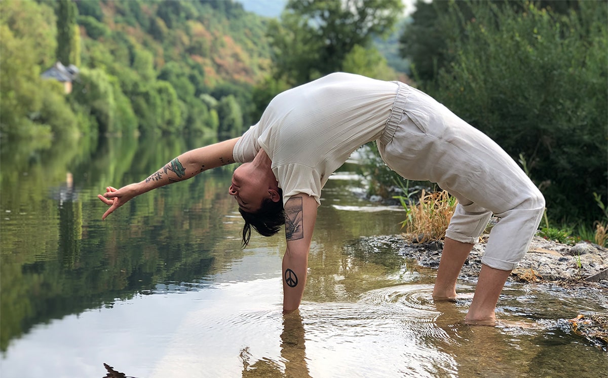 Giada che esegue una posizione yoga vicino ai bordi della riviera