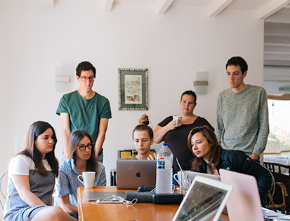 group of students learn together
