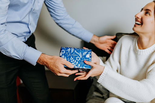 Une personne offrant un cadeau solidaire