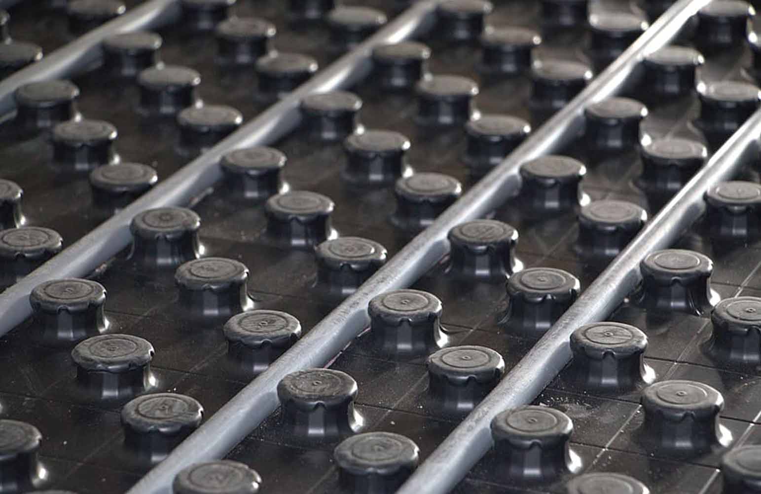 Een noppenstructuur voor het aanleggen van vloerverwarming