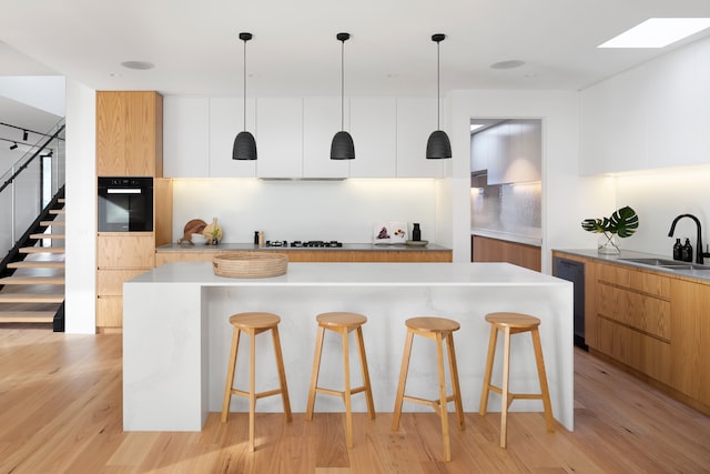 Cuisine munis d'armoires blanches et chaises en bois