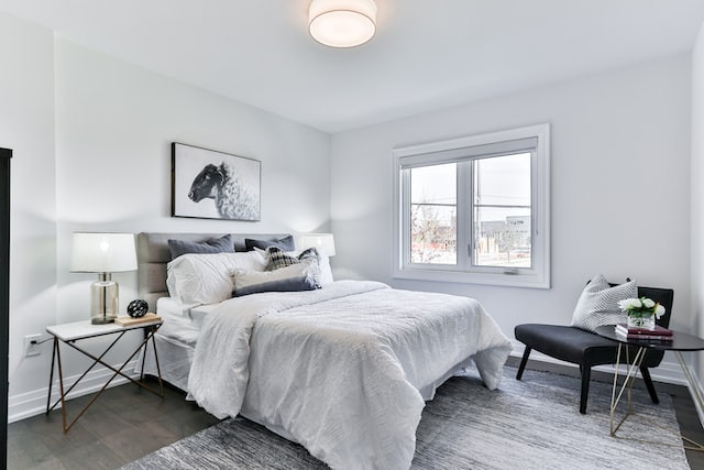 Chambre à coucher avec mur peint en blanc