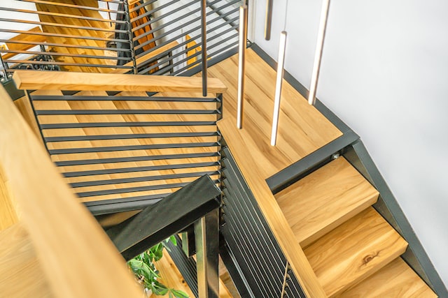 Vu sur une cage d'escalier en bois qui mène vers le bas