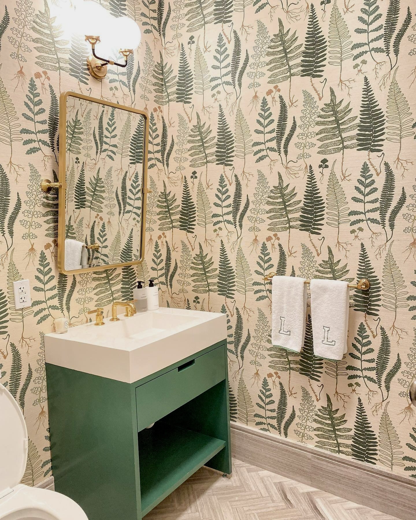 Large Print Wallpaper In Small Bathroom at Jack Radcliffe blog