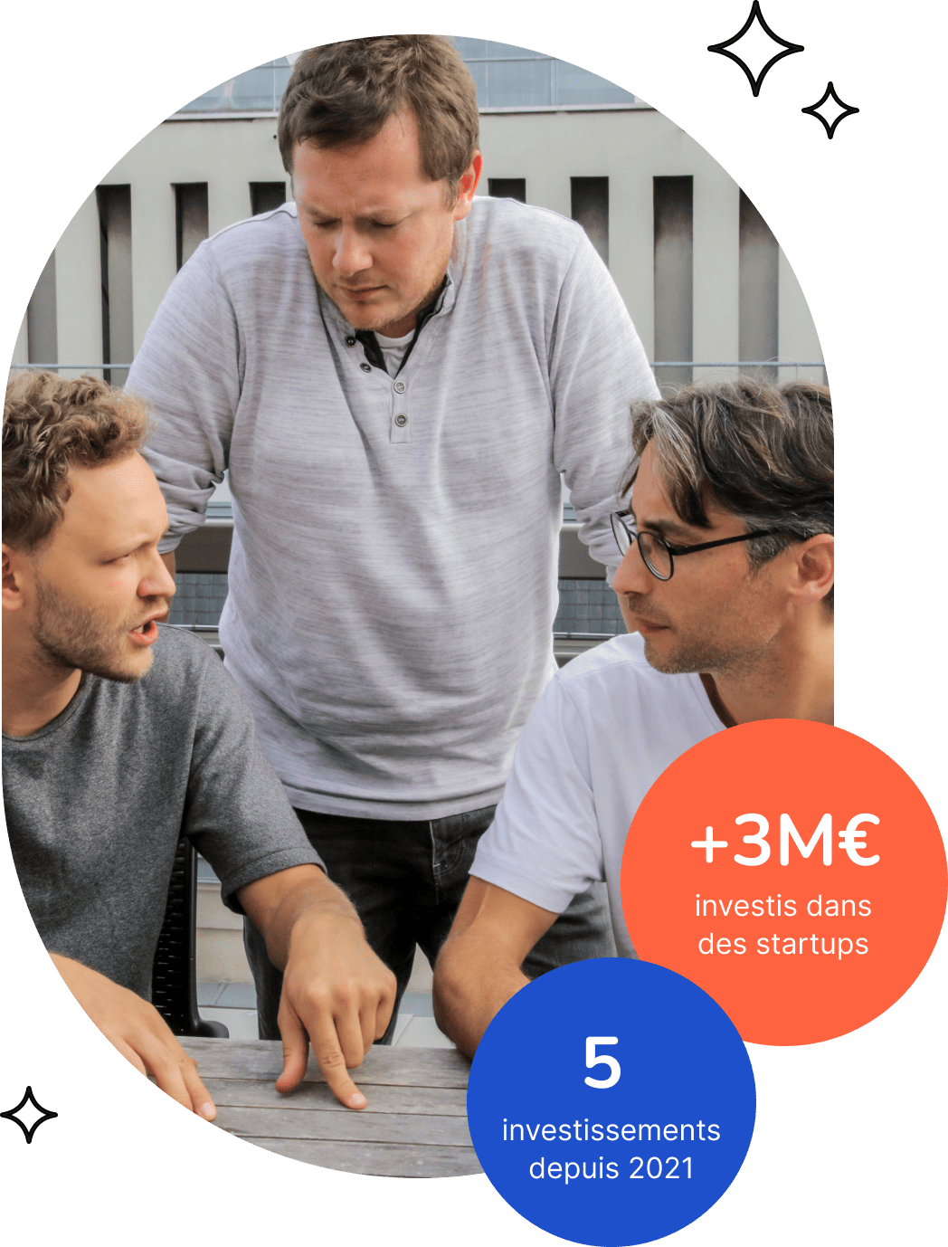 Trois hommes qui discutent