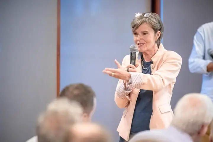 Marie-Claude lors d'une conférencet