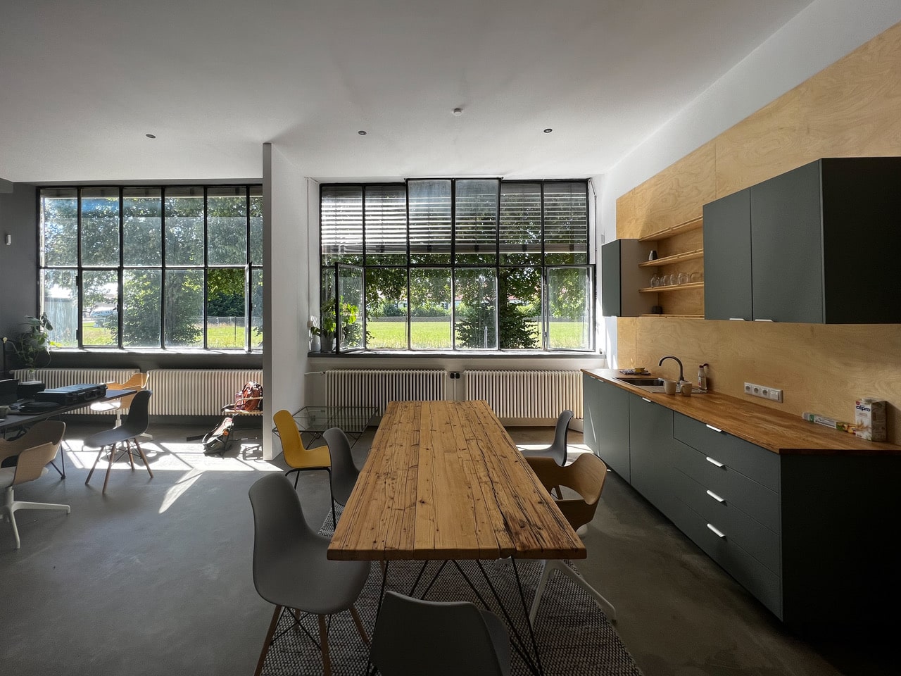 Kitchen and table of the HYPERBOWL production room at Penzing Studios
